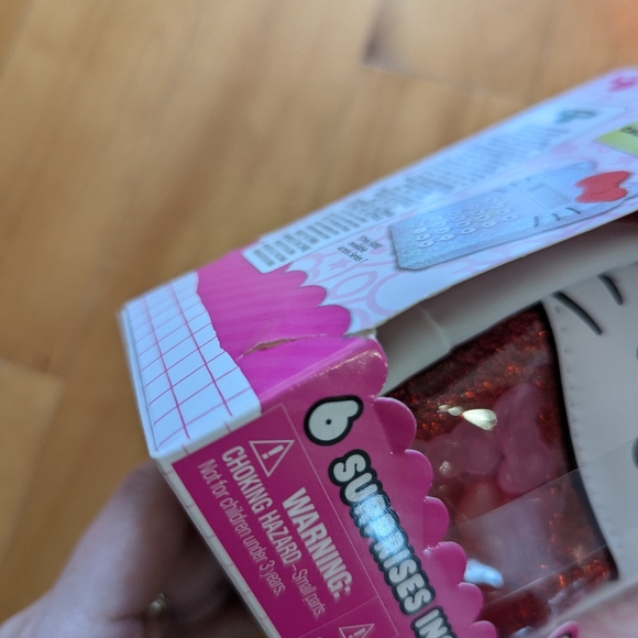 Real Littles HELLO KITTY & FRIENDS Sanrio Red Glitter Backpack 6 Surprises 2023 - Picture 3 of 3